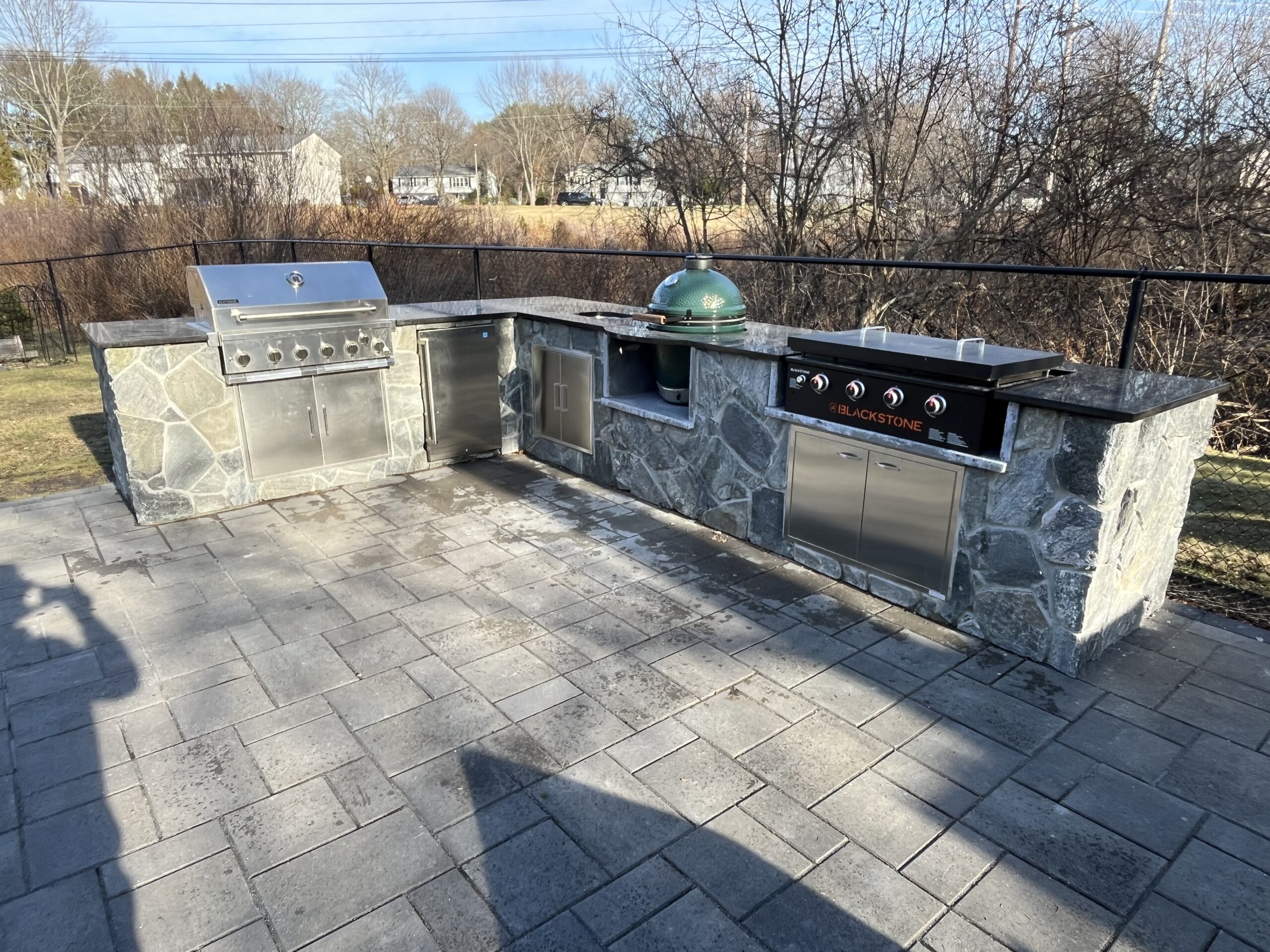 outdoor kitchen with stonework
